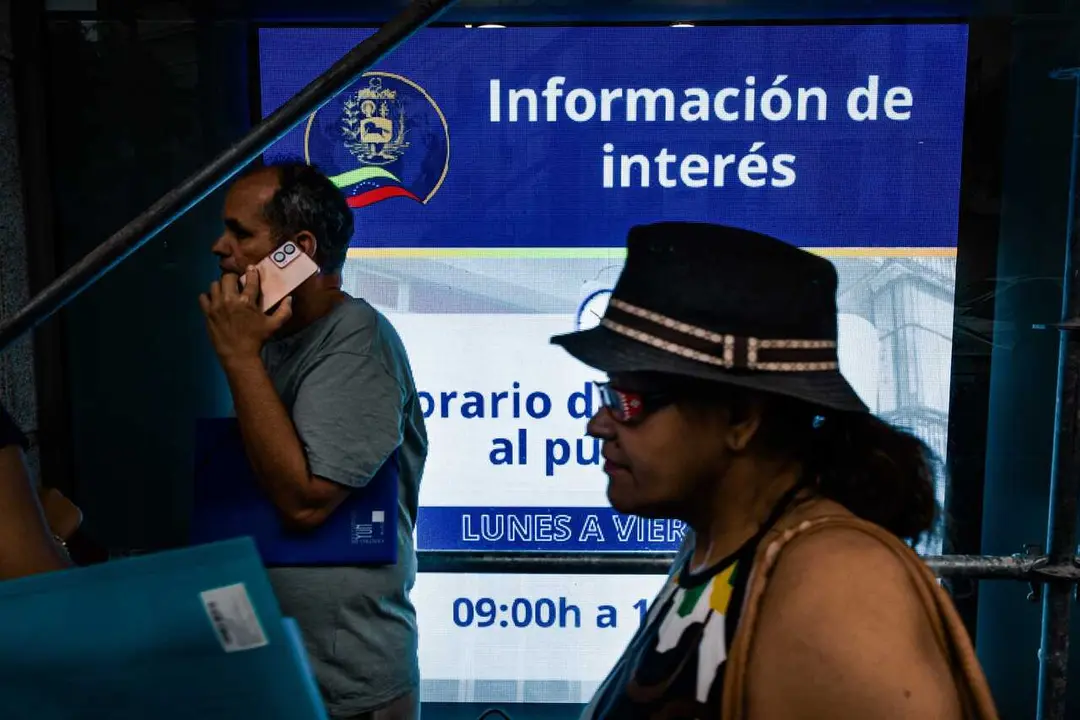 Una persona en el Consulado de Venezuela en Madrid, a 25 de junio de 2026, en Madrid (Espa&ntilde;a).