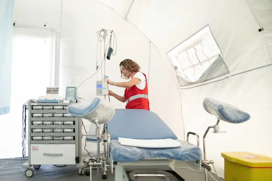 Archivo - Una mujer durante un simulacro de crisis humanitaria internacional con el equipo de emergencias espa&ntilde;ol START, gestionado por la Agencia Espa&ntilde;ola de Cooperaci&oacute;n Internacional para el Desarrollo (AECID)
