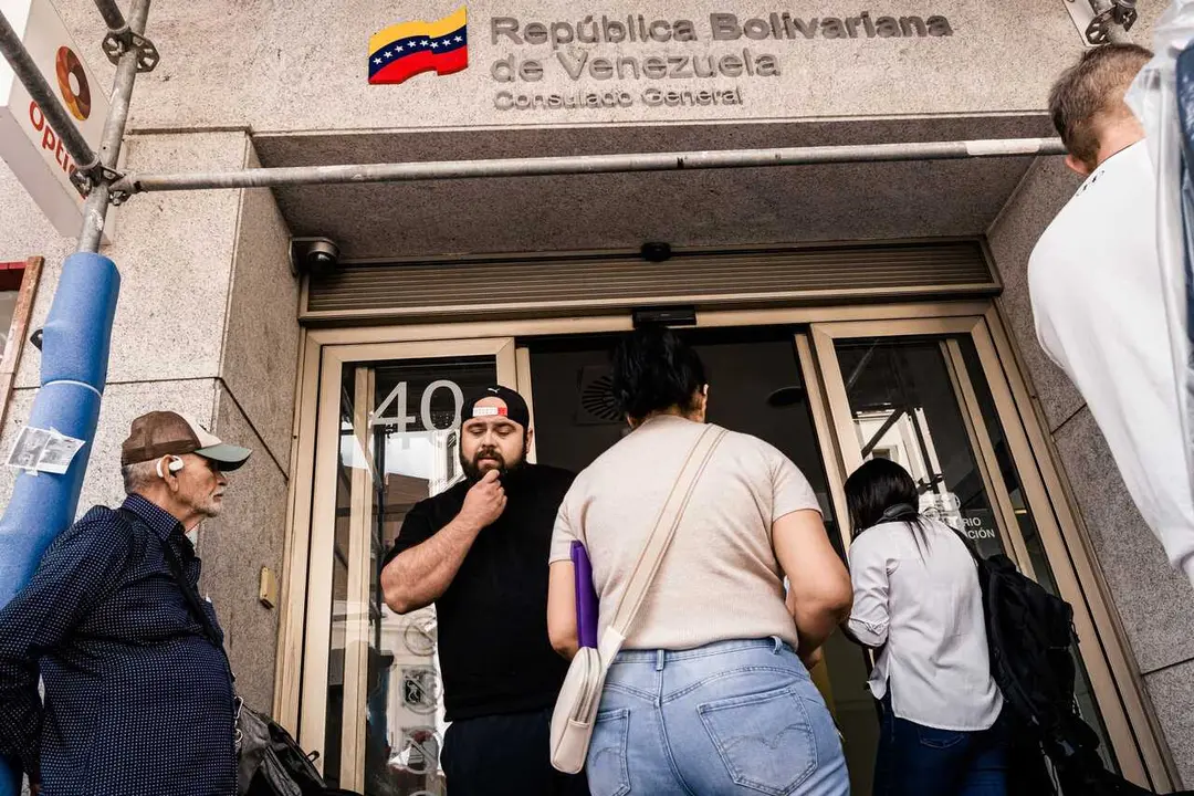 Gente en el Consulado de Venezuela en Madrid, a 25 de junio de 2026, en Madrid (Espa&ntilde;a).