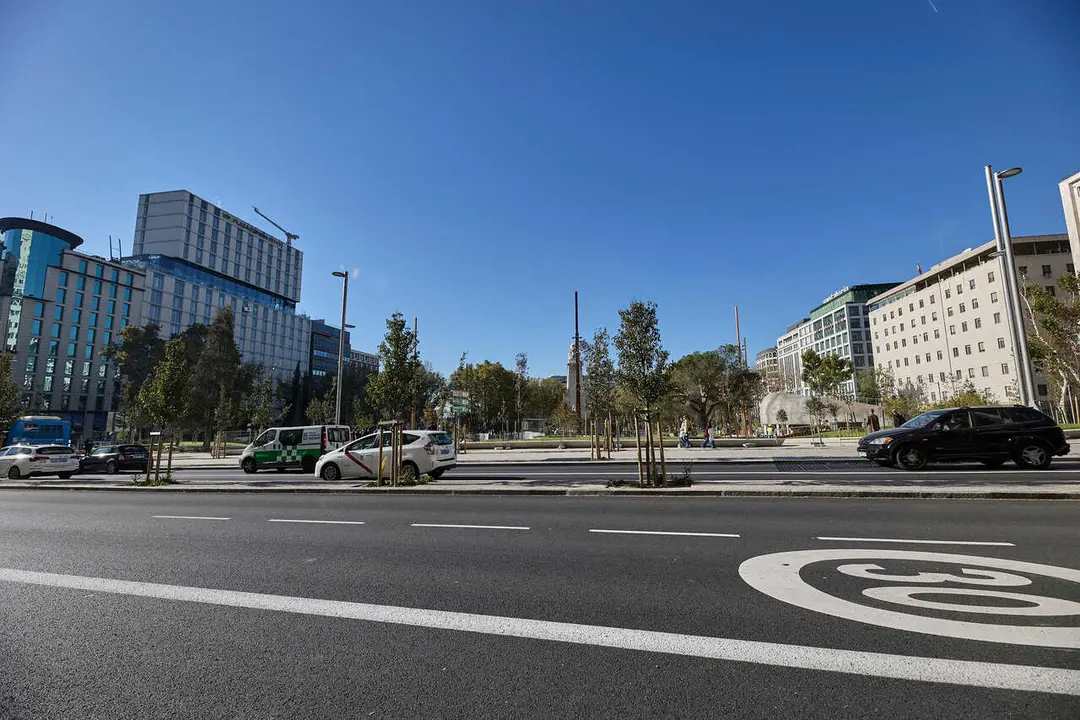 Archivo - Varios coches pasan por delante de la nueva Plaza de Espa&ntilde;a, que se prepara para reabrir y mostrar su nueva imagen, a 8 de noviembre de 2021, en Madrid, (Espa&ntilde;a). El Ayuntamiento de Madrid abrir&aacute; al p&uacute;blico la nueva Plaza de Espa&ntilde;a el pr&oacute;ximo lu