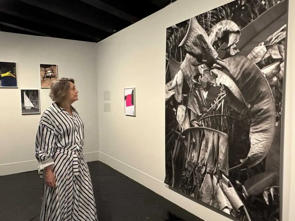 Rivera de la Cruz ante una de las fotograf&iacute;as de la muestra.