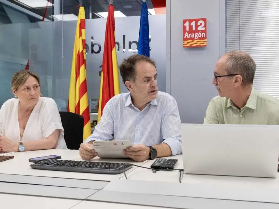 El consejero Roberto Berm&uacute;dez de Castro y el director general de Interior y Emergencias, Miguel &Aacute;ngel Clavero, en la reuni&oacute;n del CECOPI.