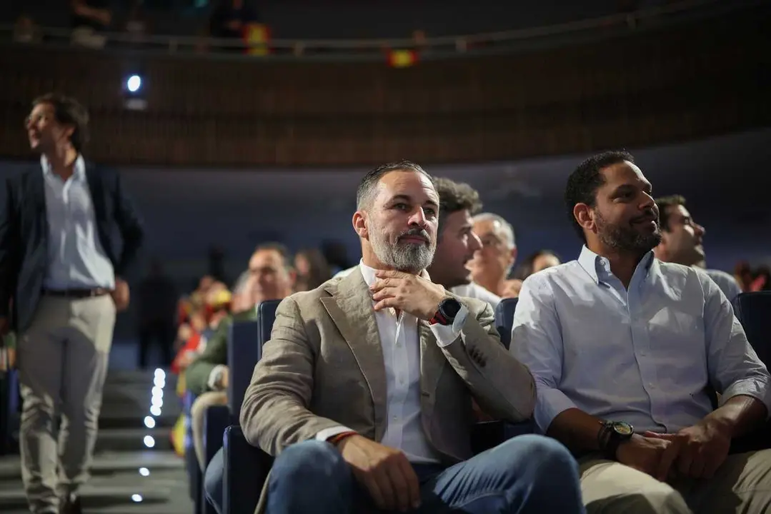 El presidente de Vox, Santiago Abascal (c), y el secretario general de Vox, Ignacio Garriga (d), durante la Asamblea Ordinaria de Vox 2026, el auditorio Mutua Madrile&ntilde;a, a 27 de junio de 2026, en Madrid (Espa&ntilde;a).  