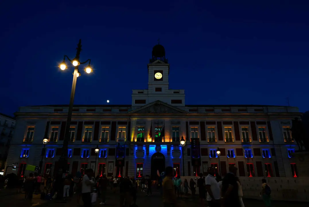La Comunidad de Madrid ilumina con los colores de la bandera de Venezuela la fachada de la Real Casa de Correos