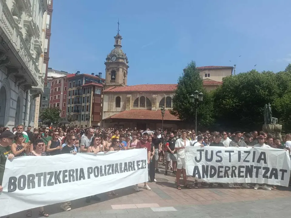 Concentraci&oacute;n por el fallecimiento del joven tras la actuaci&oacute;n policial del pasado lunes
