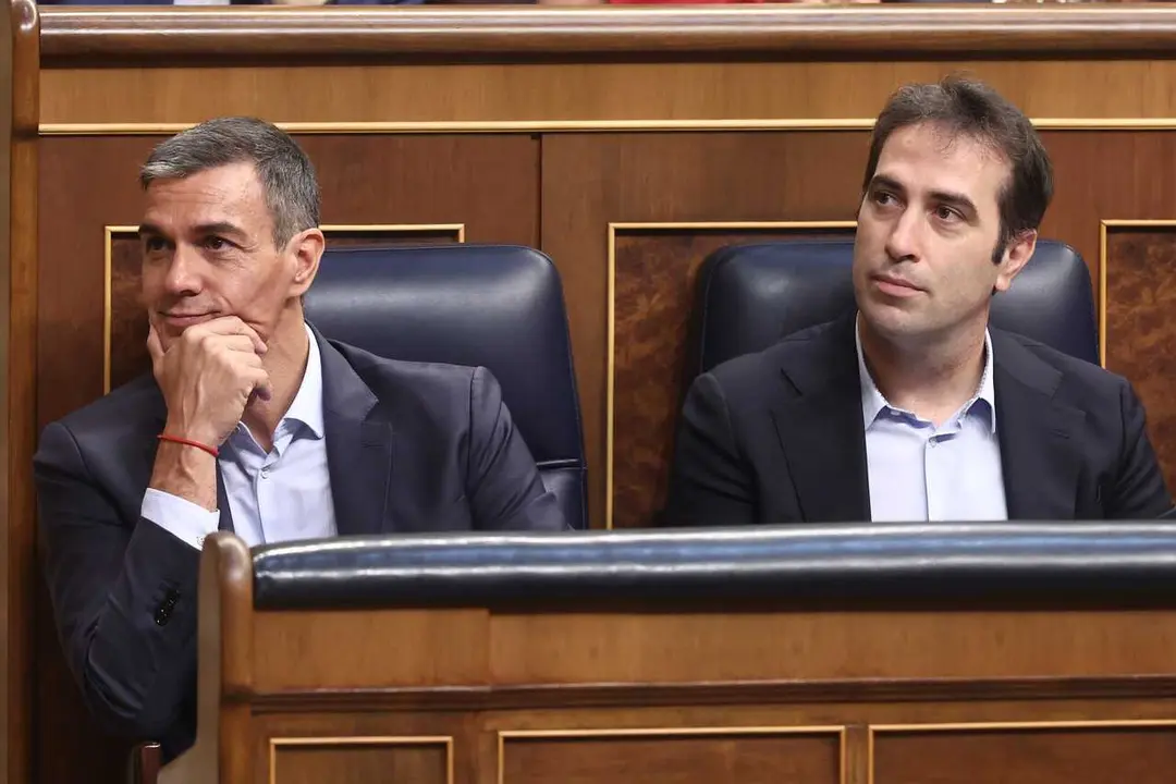 El presidente del Gobierno, Pedro S&aacute;nchez (i), y el vicepresidente primero y ministro de Econom&iacute;a, Comercio y Empresa, Carlos Cuerpo.