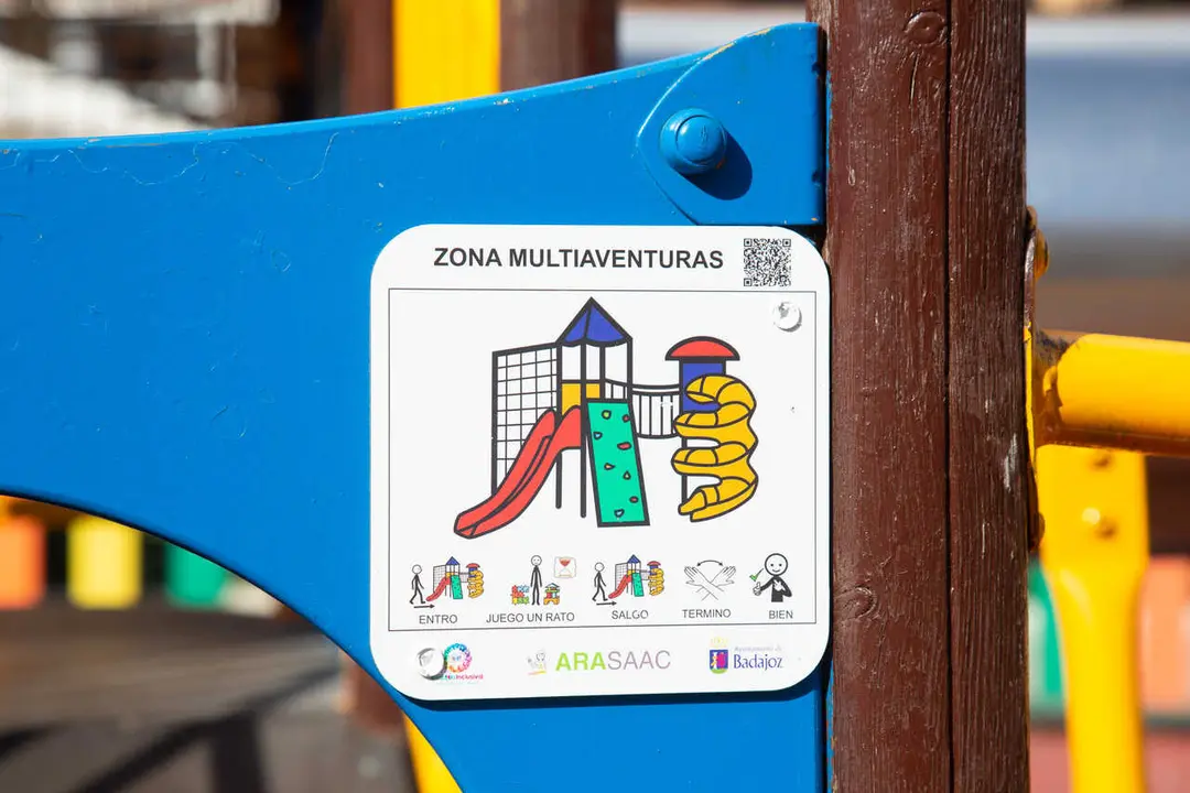 Archivo - Imagen de archivo de un pictograma o placa visual instalada en un parque para ni&ntilde;os con espectro autista.