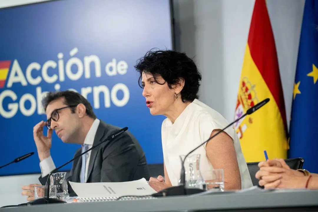 La ministra Portavoz, Elma Saiz, y el vicepresidente primero y ministro de Econom&iacute;a, Comercio y Empresa, Carlos Cuerpo, durante una rueda de prensa tras el Consejo de Ministros, a 29 de junio de 2026, en Madrid (Espa&ntilde;a). 
