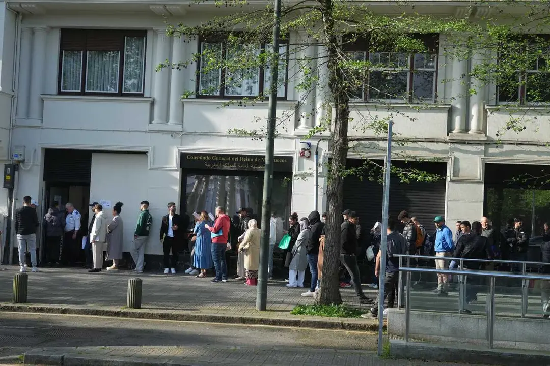 Archivo - Varias personas hacen cola en el Consulado General del Reino de Marruecos, a 20 de abril de 2026, en Bilbao, Pa&iacute;s Vasco (Espa&ntilde;a). 