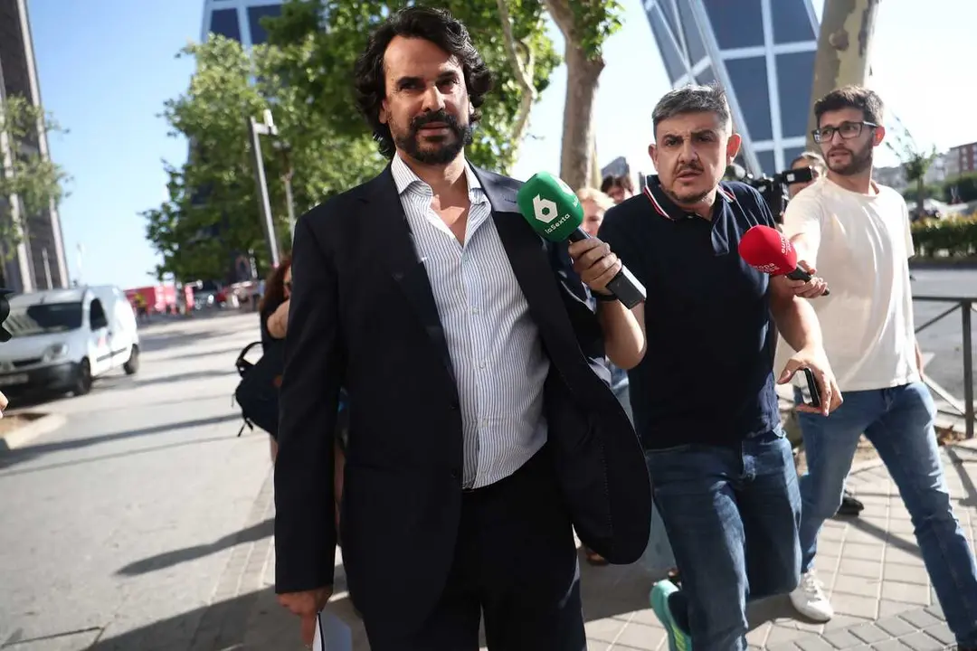 La pareja de la presidenta de la Comunidad de Madrid, Alberto Gonz&aacute;lez Amador, a su salida de los Juzgados de Plaza de Castilla, a 30 de junio de 2026, en Madrid (Espa&ntilde;a). 