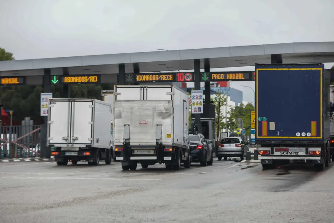 Archivo - Varios camiones esperan para pasar por el peaje de acceso a Mercamadrid