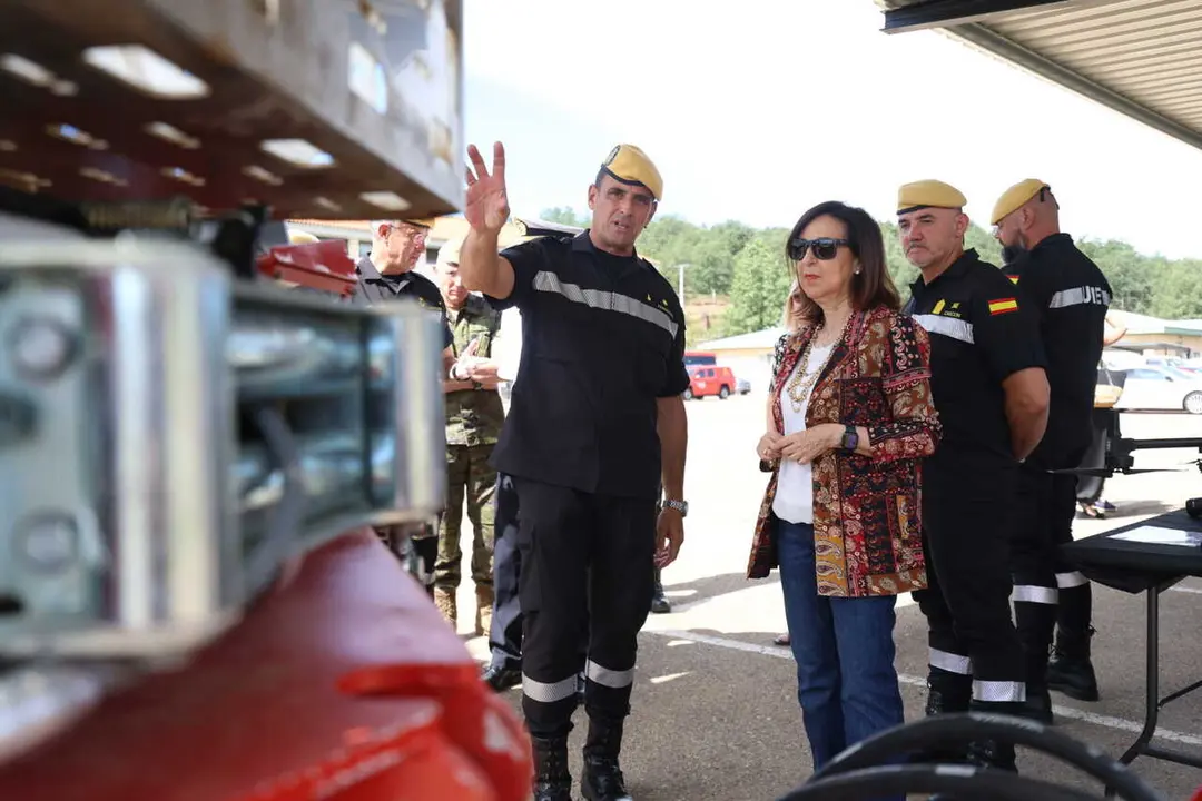 La ministra de Defensa, Margarita Robles, durante su visita al V Batall&oacute;n de Intervenci&oacute;n en Emergencias (BIEM V) y la Unidad de Drones de la UME (Udrume), en la Base Militar 'Conde de Gazola' (Le&oacute;n).