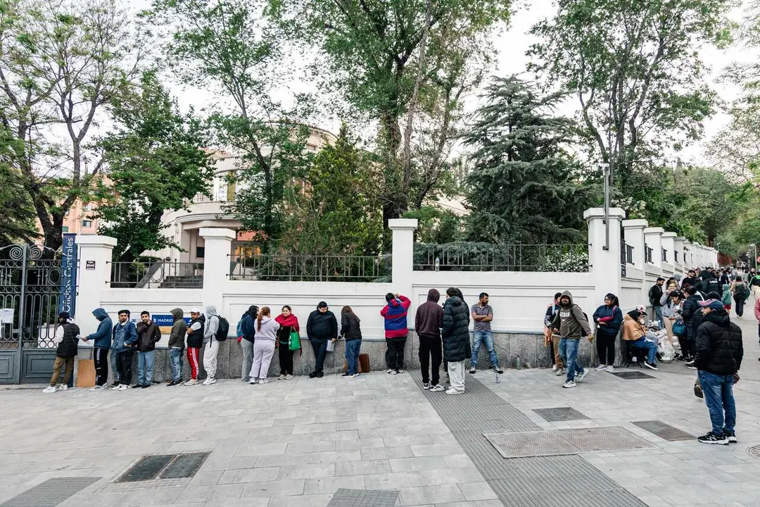 Archivo - Varias personas hacen cola para conseguir el certificado de vulnerabilidad en una Oficina de Asistencia en Materia de Registro, a 22 de abril de 2026, en Madrid (Espa&ntilde;a). 
