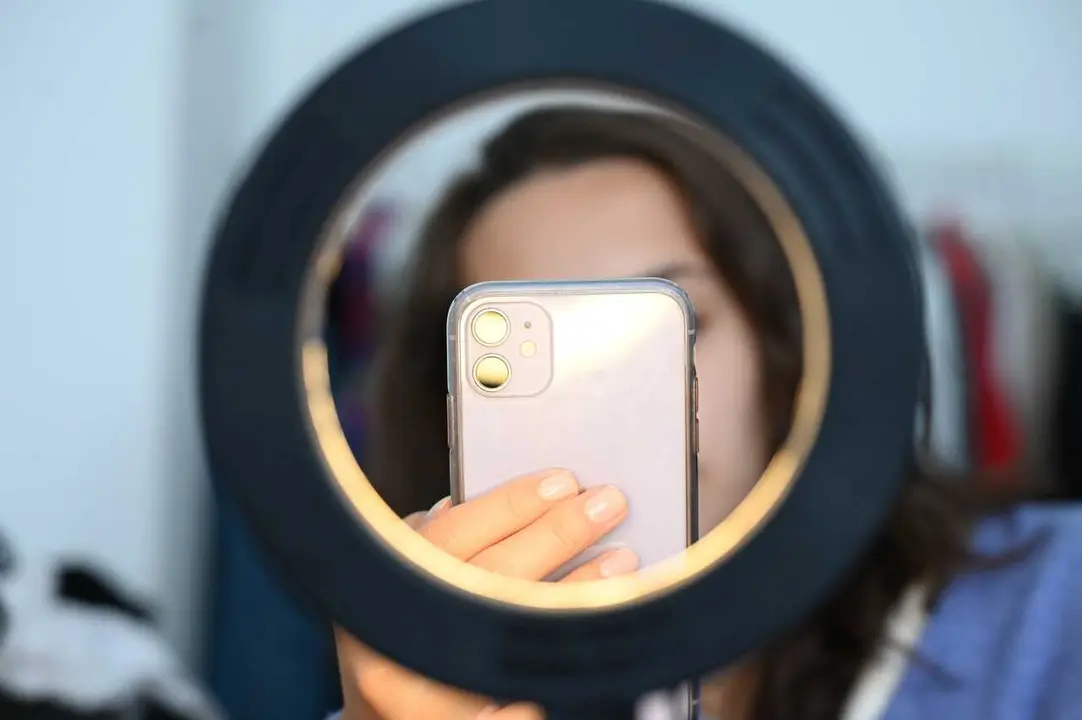 Archivo - Una joven se hace una fotograf&iacute;a con su tel&eacute;fono m&oacute;vil