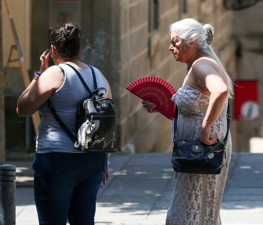 Archivo - Una mujer se abanica durante la ola de calor, en Madrid (Espa&ntilde;a)
