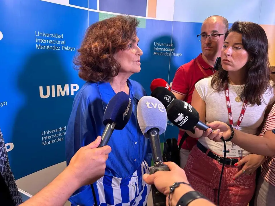 Carmen Calvo hace declaraciones a la prensa en la UIMP.