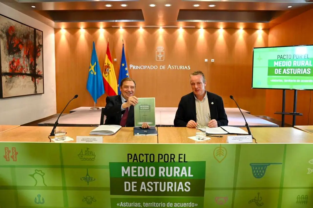 El ministro Luis Planas junto al consejero de Medio Rural del Principado de Asturias, Marcelino Marcos, este mi&eacute;rcoles en Oviedo.