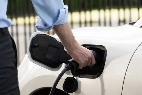 Archivo - Veh&iacute;culos el&eacute;ctricos, cargadores el&eacute;ctricos