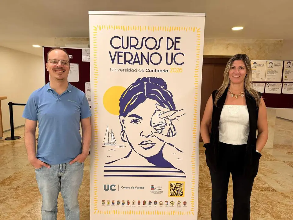 Luc&iacute;a Lav&iacute;n y Camilo Palazuelos, directores del curso, en la Escuela Oficial de Idiomas de Laredo.
