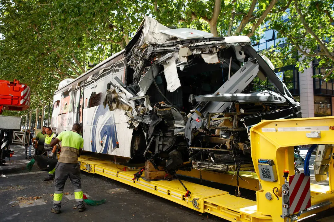 Una gr&uacute;a retira el autocar accidentado, a 1 de julio de 2026, en Lleida