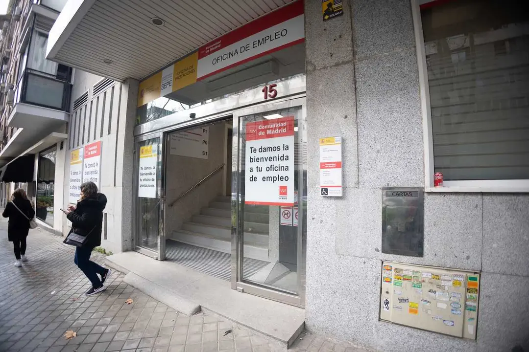 Archivo - Fachada de una oficina de empleo