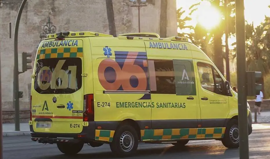 (Foto de ARCHIVO)
Veh&iacute;culo de Emergencias Sanitarias (061) en el centro de Sevilla. A 1 de agosto de 2024, en Sevilla (Andaluc&iacute;a, Espa&ntilde;a). Un veh&iacute;culo de Emergencias Sanitarias (061) circula junto a la Torre del Oro, en el centro de Sevilla.

ROC&Iacute;O RUZ / EUROPA PRESS
01/8/2024