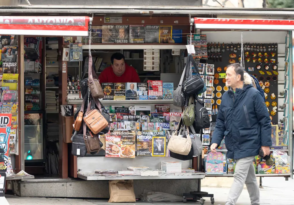 Archivo - Un hombre camina junto a un quiosco, a 15 de diciembre de 2023, en Madrid (Espa&ntilde;a). 