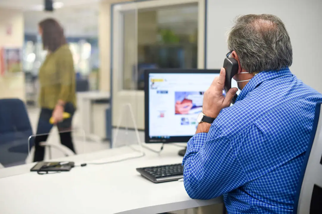 Archivo - Un empleado p&uacute;blico durante su jornada laboral.