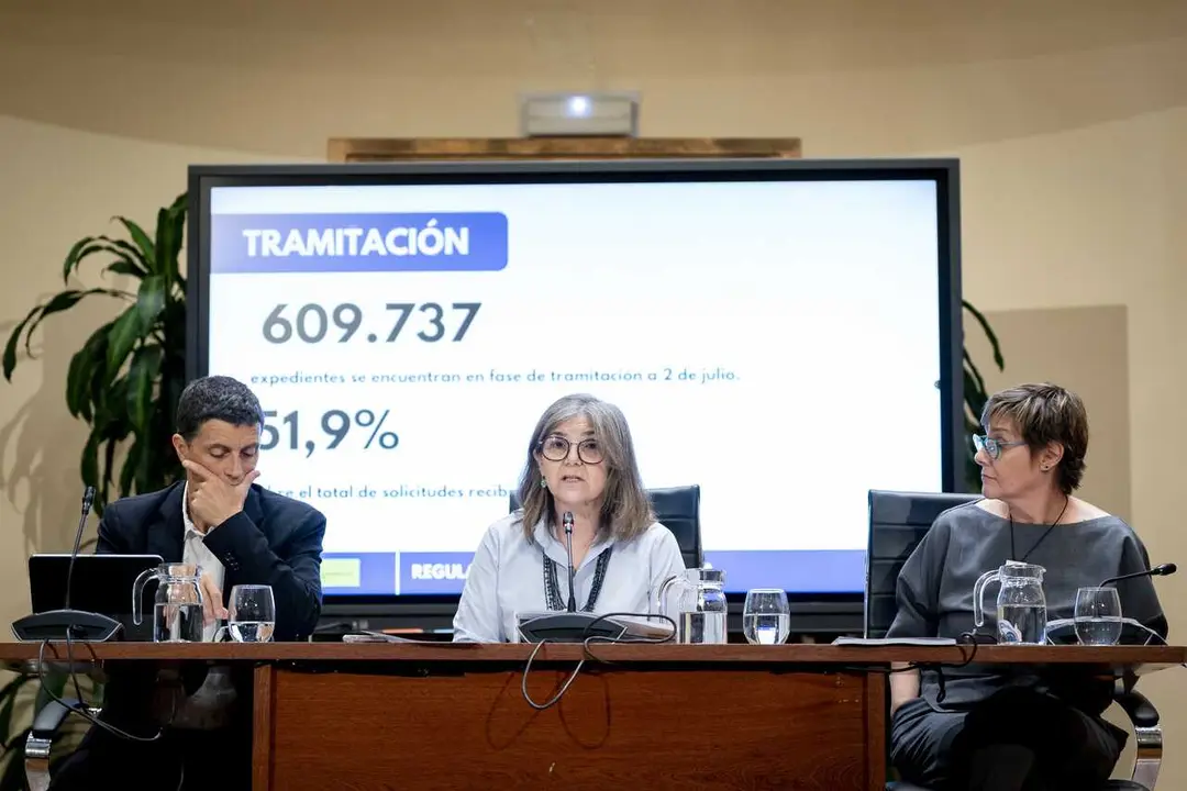 Los secretarios de Estado de Migraciones y de Seguridad Social y Pensiones, Pilar Cancela (c) y Borja Su&aacute;rez (i), junto con la secretaria general de Inclusi&oacute;n, Elena Rodr&iacute;guez (d), durante una rueda de prensa, en el Ministerio de Inclusi&oacute;n