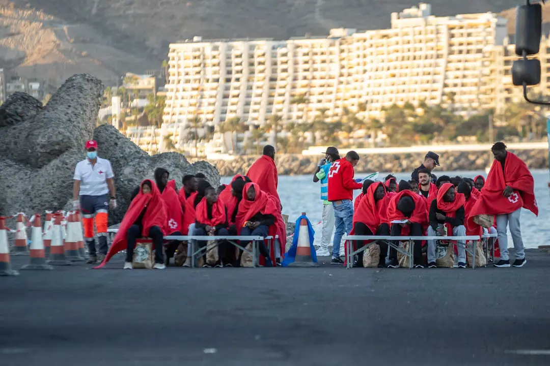Archivo - Varios migrantes son atendidos en Puerto de Arguinegu&iacute;n.