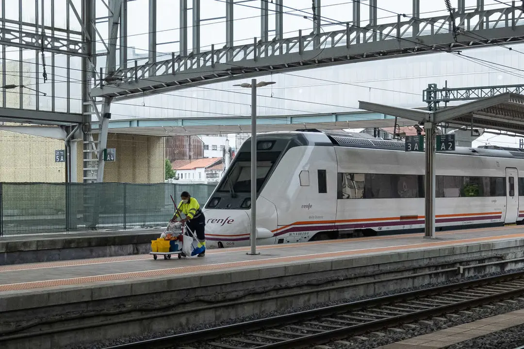 Archivo - Una trabajadora de la limpieza trabaja en los andenes en la estaci&oacute;n de trenes, a 24  de agosto de 2022, en Santiago de Compostela, A Coru&ntilde;a, Galicia.