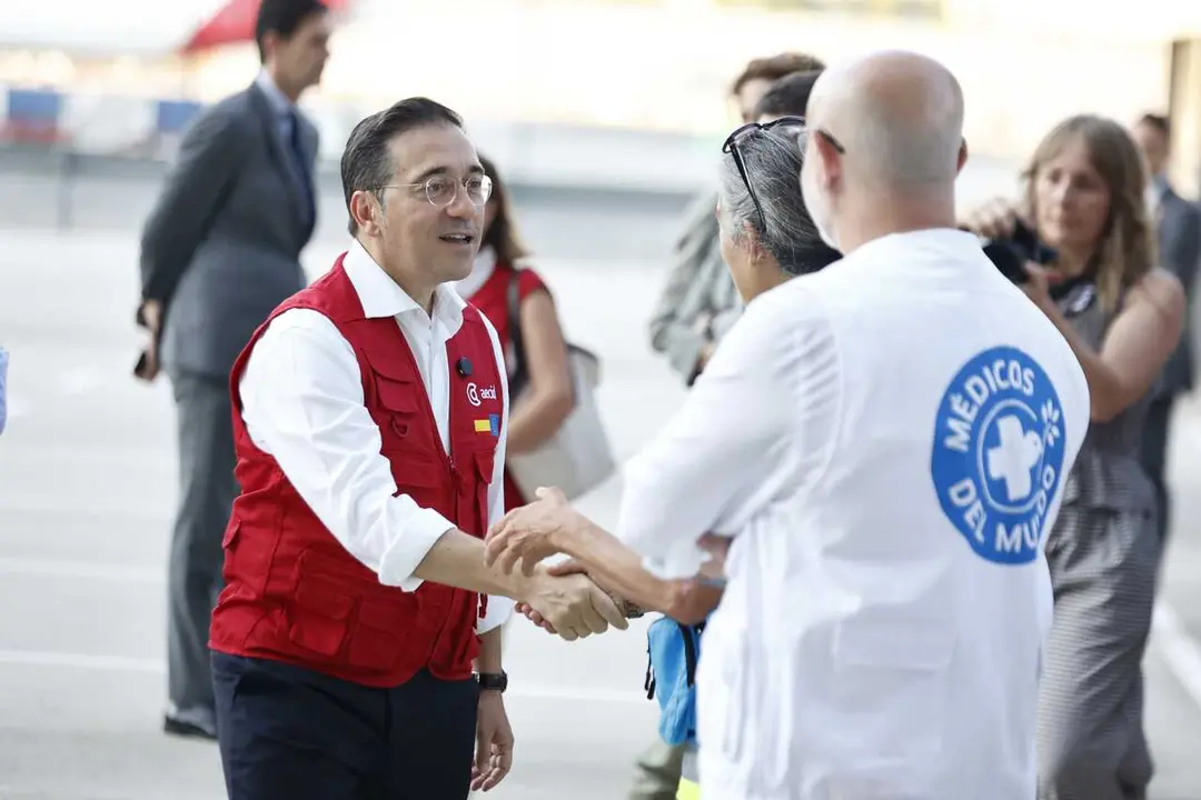 El Ministro de Asuntos Exteriores, Jos&eacute; Manuel Albares, despide al equipo m&eacute;dico de emergencia de la Aecid que se desplaza a Venezuela para atender a los afectados por los terremotos, a 01 de julio de 2026, en Madrid (Espa&ntilde;a).