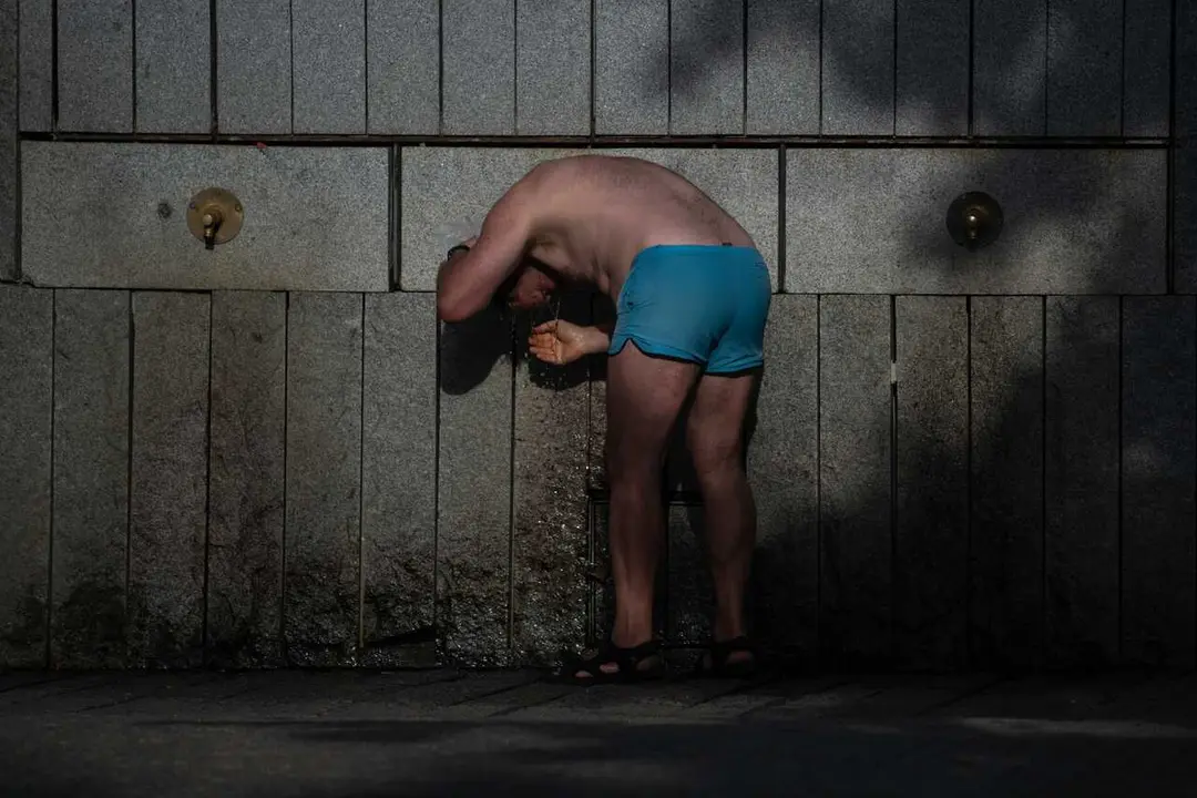 Una persona se refresca en una fuente, en Madrid R&iacute;o, a 23 de junio de 2026, en Madrid (Espa&ntilde;a). 