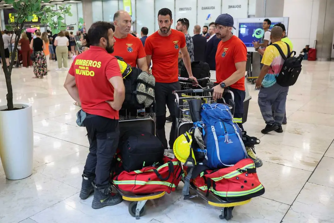 El equipo de Bomberos Para el Mundo a su llegada al Aeropuerto Adolfo Su&aacute;rez Madrid-Barajas, a 2 de julio de 2026, en Madrid (Espa&ntilde;a). 