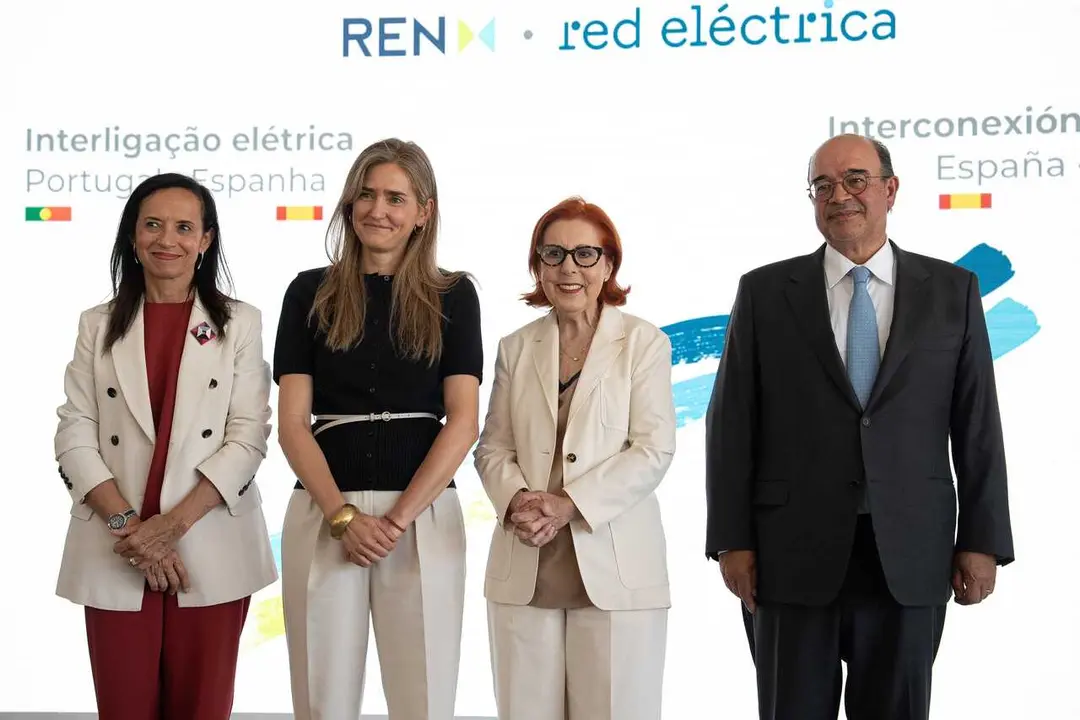 (i-d) La presidenta de Redeia, Beatriz Corredor, la ministra para la Transici&oacute;n Ecol&oacute;gica y el Reto Demogr&aacute;fico, Sara Aagesen, la ministra de Medio Ambiente y Energ&iacute;a  de Portugal, Maria da Gra&ccedil;a Carvalho, y el presidente de REN, Rodrigo Costa,