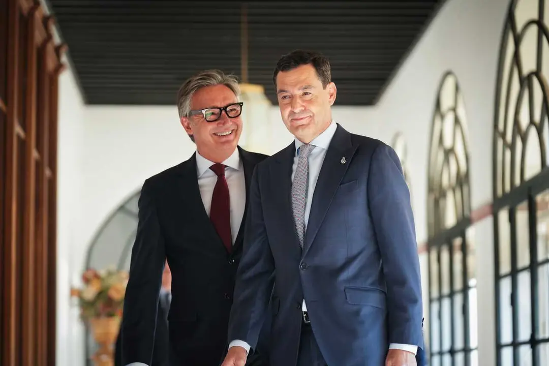 El presidente en funciones de la Junta y candidato del PP-A a la reelecci&oacute;n, Juanma Moreno (d), junto al portavoz del grupo parlamentario Vox en Andaluc&iacute;a, Manuel Gavira (i), suscriben el 'Acuerdo de Gobierno y Estabilidad para Andaluc&iacute;a&rsquo;.