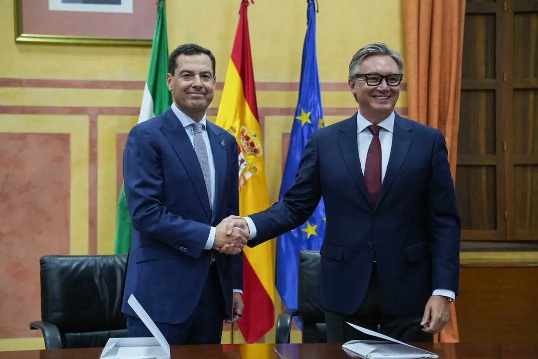 El presidente en funciones de la Junta, Juanma Moreno, y el portavoz de Vox Andaluc&iacute;a, Manuel Gavira, firman el acuerdo de gobierno para Andalucia.