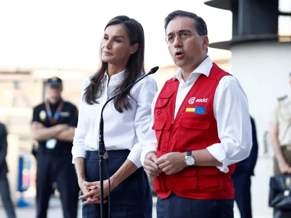 La Reina Letizia y Jos&eacute; Manuel Albares han despedido al equipo de emergencias m&eacute;dicas que viaja a Venezuela para colaborar en las labores de rescate