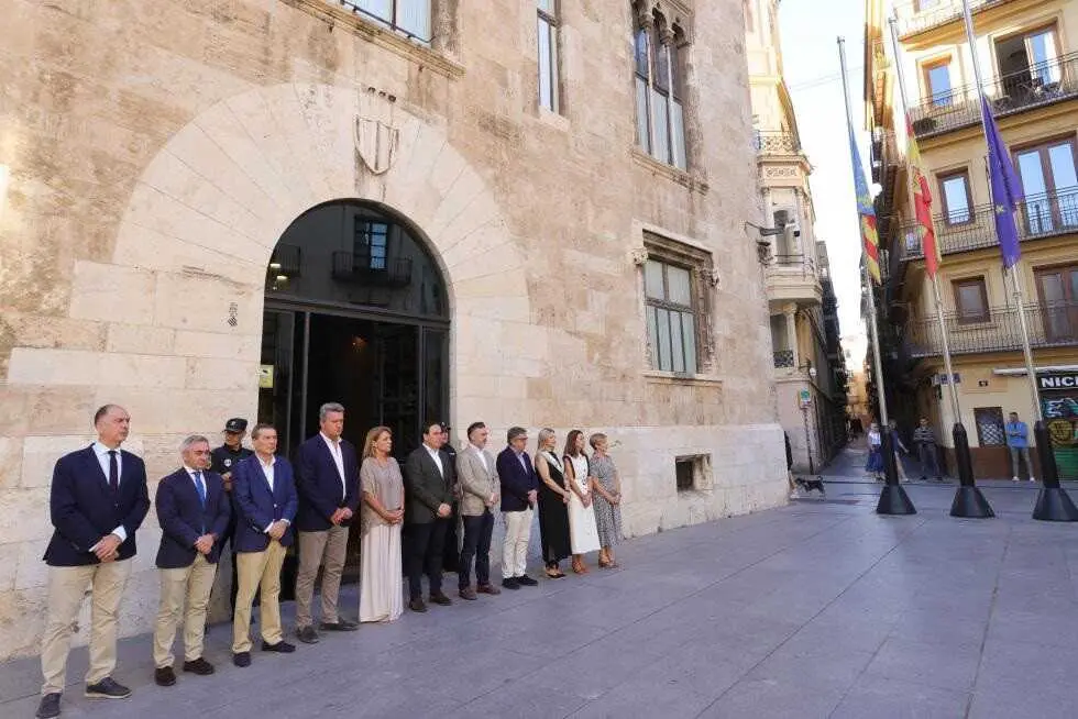 P&eacute;rez Llorca junto a miembros del Consell guardando un minuto de silencio