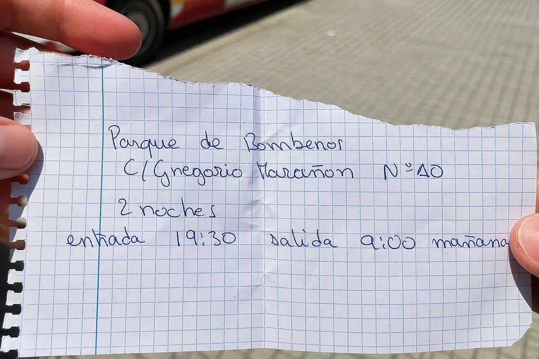 Papel que, seg&uacute;n M&eacute;dicos del Mundo, se entreg&oacute; a los desalojados de la antigua prisi&oacute;n.