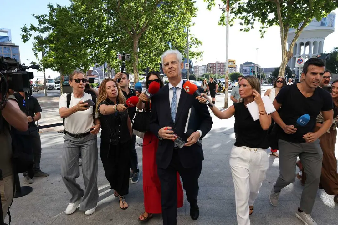 El vicepresidente de la Sociedad Estatal de Participaciones Industriales (SEPI), Bartolom&eacute; Lora (c), a su llegada a los juzgados de Plaza Castilla, a 3 de julio de 2026, en Madrid (Espa&ntilde;a).