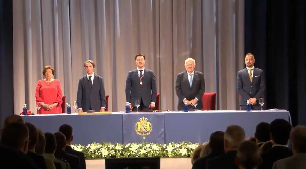 Entrega de la distinci&oacute;n de Intendente de Honor de La Carolina a Jos&eacute; Mar&iacute;a Aznar.