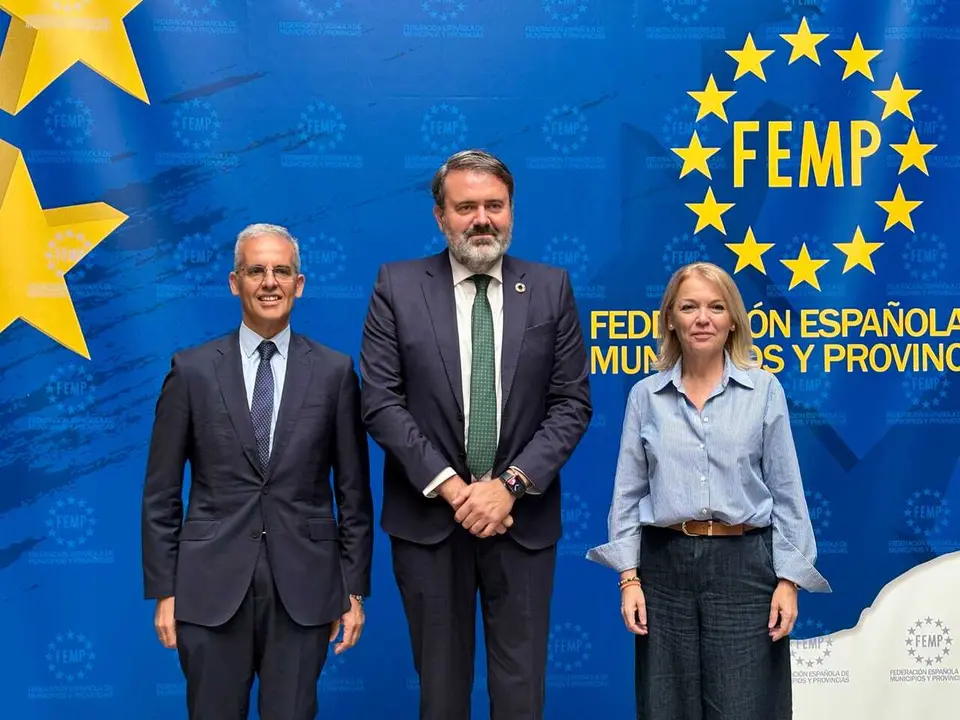 El secretario general de la FEMP, Luis Mart&iacute;nez-Sicluna, y el secretario de Estado de Juventud e Infancia, Rub&eacute;n P&eacute;rez, firman un protocolo para luchar contra la pobreza infantil y promover el bienestar de los menores.