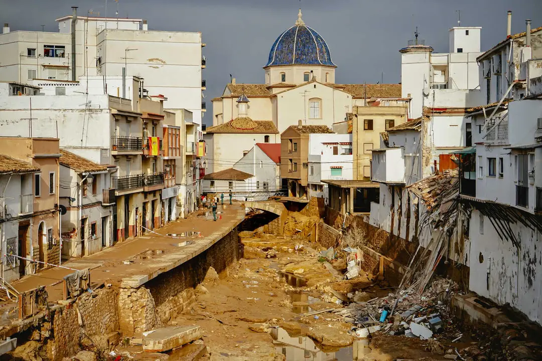 Estragos causados por la DANA, a 4 de noviembre de 2024, en Chiva, Valencia, Comunidad Valenciana (Espa&ntilde;a). La DANA ha dejado, por el momento, 210 v&iacute;ctimas mortales en Valencia, con pueblos devastados, restricciones de movilidad y carreteras cortadas. Para hoy, est&aacute; activa la Emergencia Situaci&oacute;n 2 por inundaciones en toda la provincia de Valencia y en toda la provincia de Castell&oacute;n. A pesar de que se ha restablecido el 95% de la electricidad, seg&uacute;n Iberdrola, la mayor&iacute;a de los pueblos afectados por las inundaciones contin&uacute;an sin gas.,Image: 930443998, License: Rights-managed, Restrictions: , Model Release: no, Credit line: Eduardo Manzana / Europa Press / ContactoPhoto