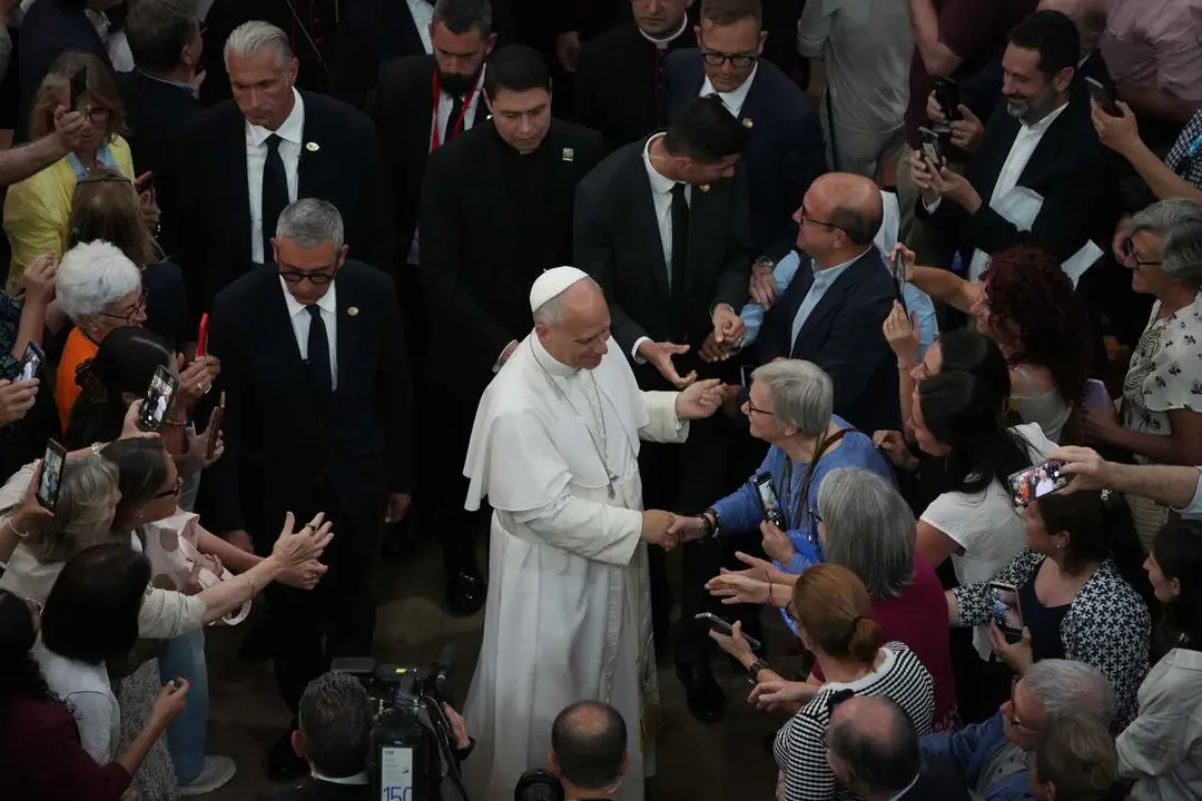 El Papa Le&oacute;n XIV a su salida del encuentro eclesial con las entidades de caridad y asistencia diocesana en la Iglesia de San Agust&iacute;n, ubicada en el barrio de El Raval, a 10 de junio de 2026, en Barcelona, Catalunya (Espa&ntilde;a). Este acto de car&aacute;cter social s
