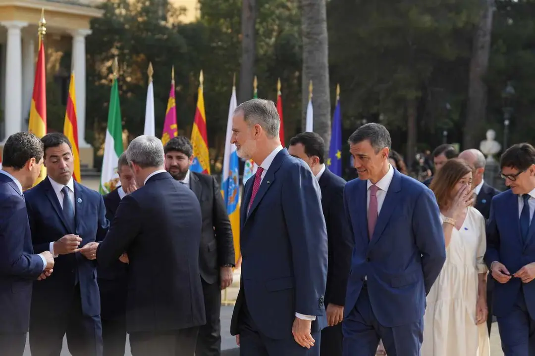 Archivo - El Rey Felipe VI (i) y el presidente del Gobierno, Pedro S&aacute;nchez, llega a la XXVIII Conferencia de Presidentes, en Palau de Pedralbes de Barcelona, a 6 de junio de 2025, en Barcelona, Catalunya (Espa&ntilde;a).