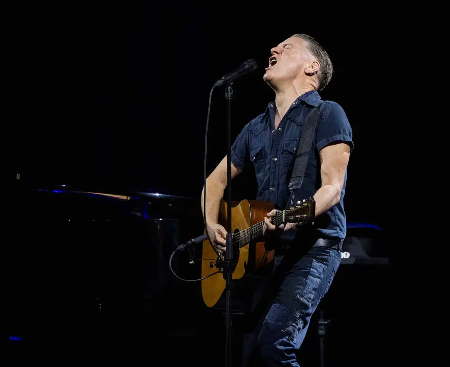 Bryan Adams durante su concierto inaugural de la 26.&ordf; edici&oacute;n del Cap Roig Festival, celebrado en el jard&iacute;n bot&aacute;nico de Cap Roig, en Calella de Palafrugell (Girona).
