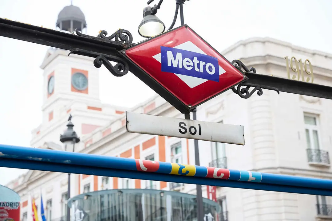 Archivo - Entrada de la estaci&oacute;n de Sol de Metro