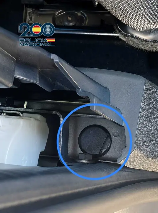 Detalle del dispositivo de geolocalizaci&oacute;n camuflado en el veh&iacute;culo de una mujer que hab&iacute;a sido instalado por su exmarido en Zaragoza.