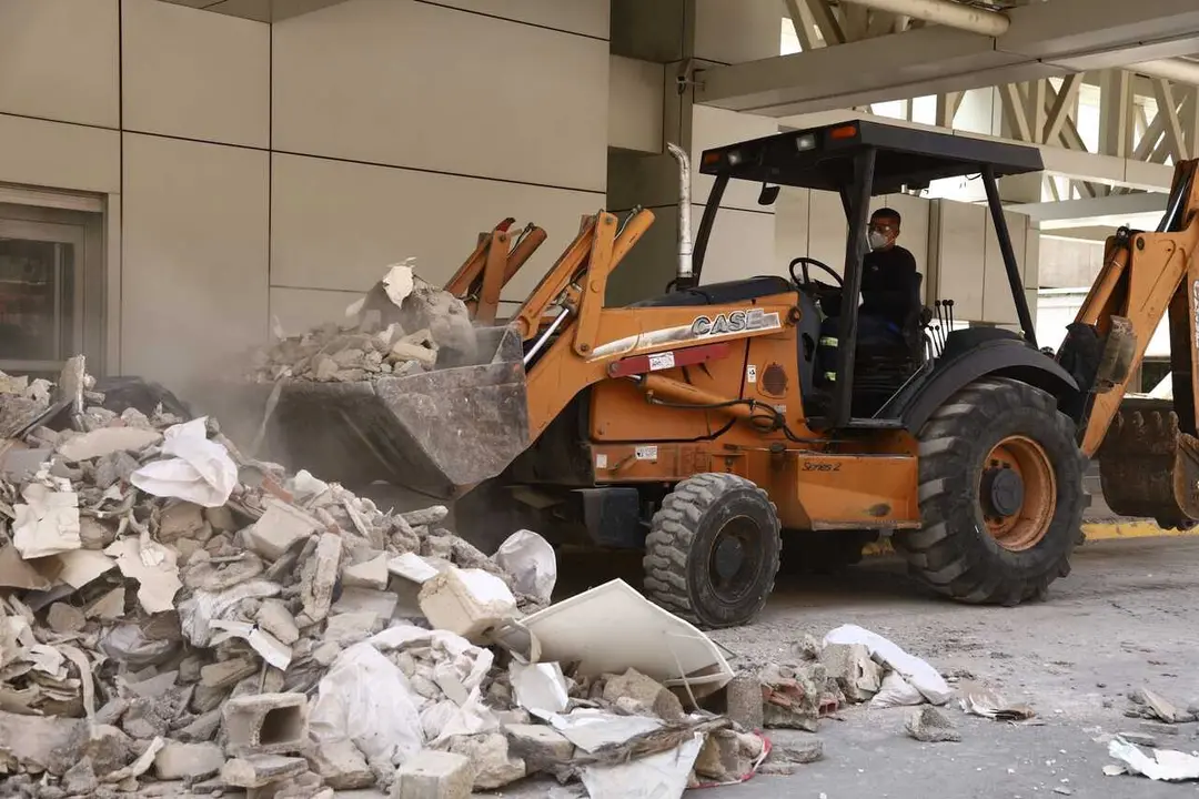 LA GUAIRA, VENEZUELA &ndash; JULY 2, 2026: Workers carry out debris removal, cleanup and repair operations at Sim&oacute;n Bol&iacute;var International Airport in La Guaira, Venezuela, following damage caused by the recent earthquakes that struck northern Venezuela. Heavy machinery and maintenance crews continue clearing damaged structural elements around the international terminal as restoration work progresses to return airport facilities to normal operations. Photo by Laura De Chiclana / JNA PRESS. (Photo by Laura de Chiclana/JNA Press via Nexpher Images)